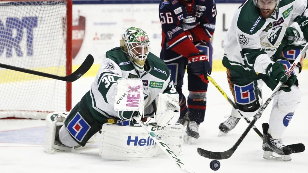 LINKÖPING 2016-11-10 
Färjestads målvakt Lars Haugen och Jonas  Holös som tar hand om pucken under torsdagens SHL-match i ishockey mellan Linköpings HC och Färjestad BK i SAAB Arena i Linköping. 
Foto: Stefan Jerrevång / TT / Kod 60160