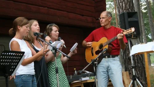 Systrarna Veronika och Linnéa Olofsson, Charlotte Ericsson och Staffan Larsson var några av musikerna på allsångskvällen.