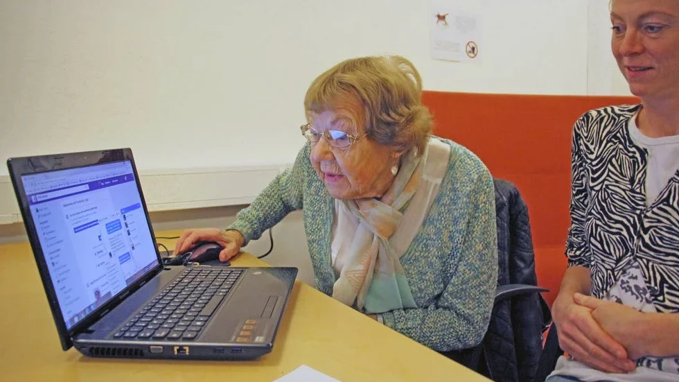 Nyfiken. Ingas barnbarn bor i Amerika och har nyligen fått barn, berättar Inga som kollar om det kommit något nytt svar i chatten.