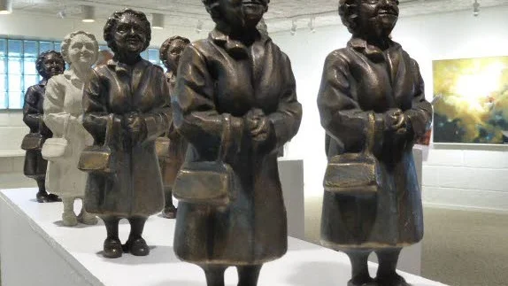 "Den svenska tanten". Skulpturer av Susanna Arwin.