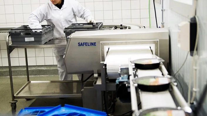 Bilden är tagen i en matfabrik i Märsta och visar de färdiga portionerna produceras på löpnade band. Foto: Annika af Klercker/TT