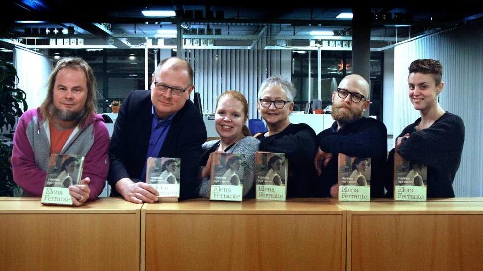 Snygg avslutning. Correns och MVT:s bokcirkel diskuterade Ferrante på höstens sista träff. Fr v Tobbe Ljungdahl, Jakob Carlander, Cissi Cras, Kristin Bergman, Mattias Hofvendahl och Josephine Magnusson. Här intill rangordnar de höstens böcker. (Sarah Gustavsson saknas, hon kunde tyvärr inte vara med på sista träffen.)