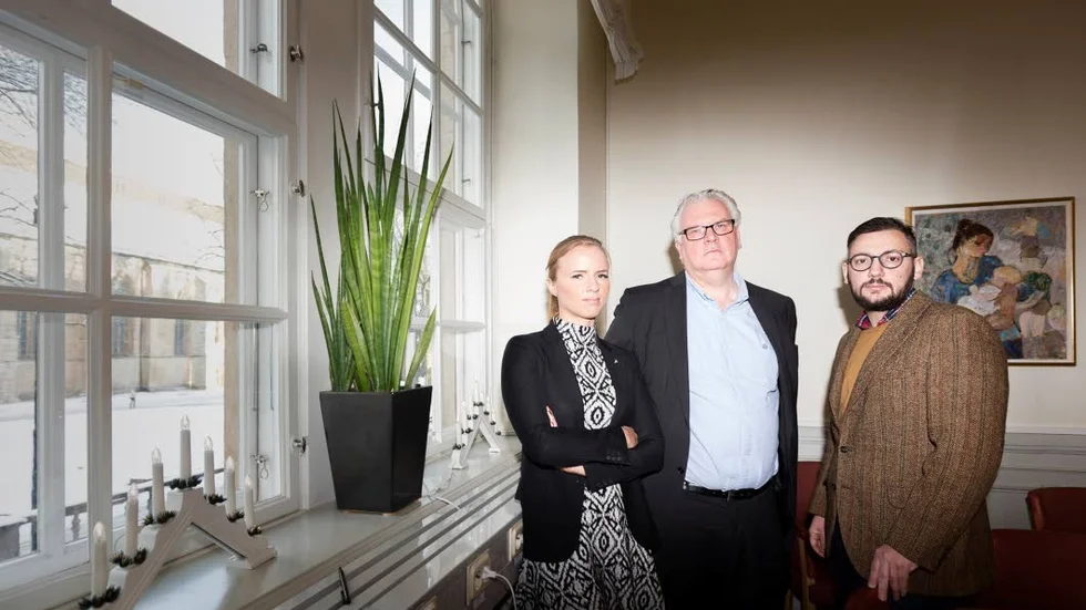 Riktar kritik. Sara Skyttedal (KD), Paul Lindvall (M) och Muharrem Demirok (C ) kräver att styrelsen lämnar sina platser och att ledninggruppen avgår.