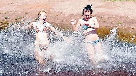 Friskt, tjejer! Laila Olsen och Nina Viklund, Vimmerby, firade första riktiga sommardagen med inte bara ett, utan två dopp i Nossen. "Kanske femton grader, max sjutton", bedömde de badtempen.
