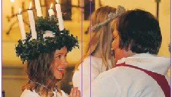 Britt Andersson överlämnade smycken till Ella Johansson.