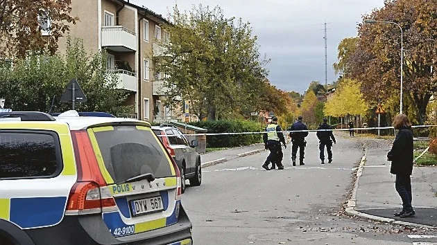 Polisens bombgrupp ryckte ut till Linköpings och stadsdelen Hejdegården då en bomb hittades på en parkering vid Vallhallagatan. Foto: Tommy Pettersson