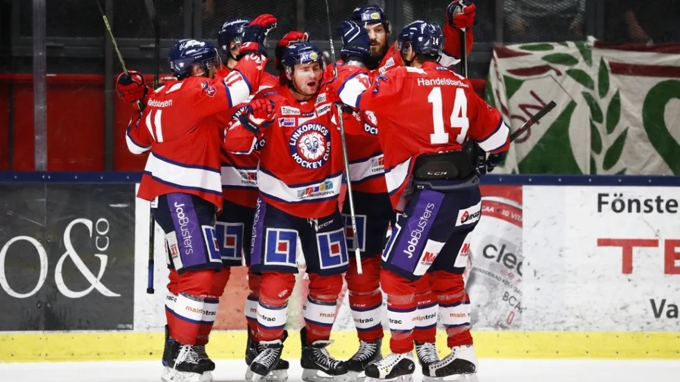 LINKÖPING 20161126 
Linköpings Broc Little (mitten) jublar med lagkamraterna efter sitt 1-0 mål under lördagens ishockeymatch i SHL mellan Linköpings HC och Frölunda HC i Saab Arena i Linköping. 
Foto: Stefan Jerrevång / TT / Kod 60160