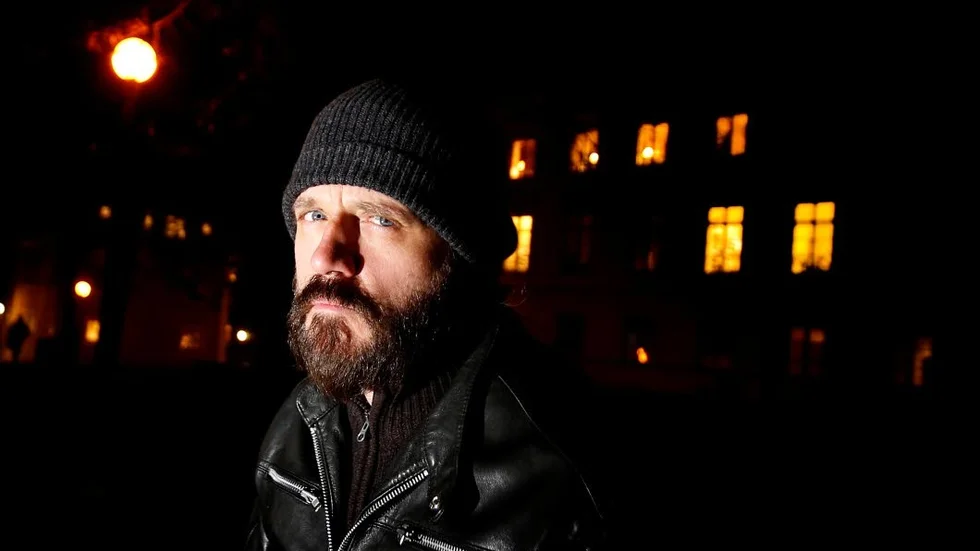 "Jag har alltid gillat Ramones och AC/DC, musik som är svettig och pang på. Sedan fortsatte det med band som Metallica, Exodus och Slayer. Estetiken kring thrash och andra metal-genrer passar mitt sätt att skriva låtar", säger Patrik Jensen.
