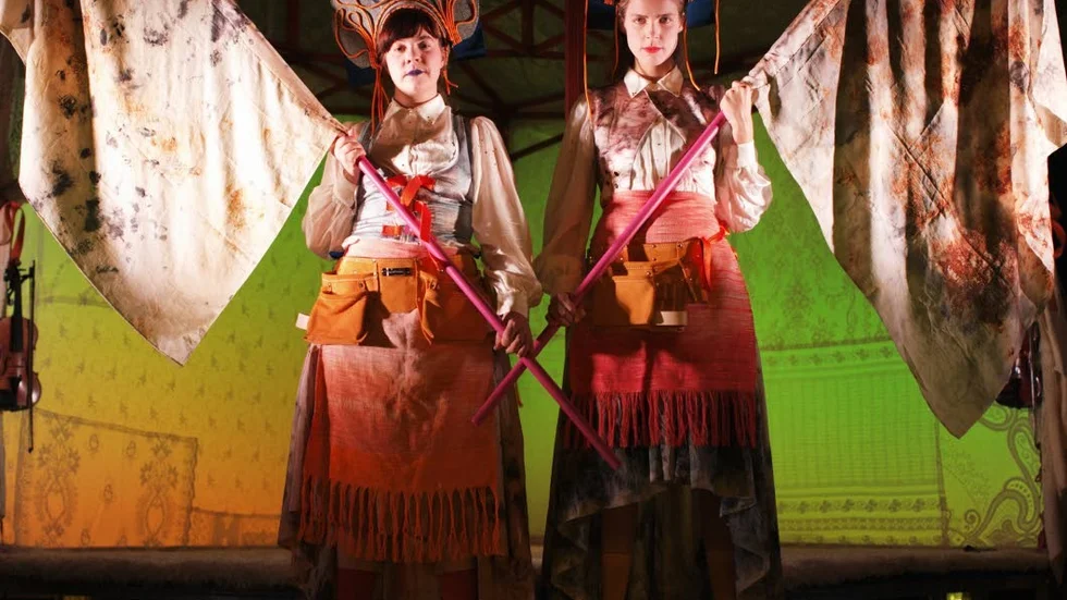 Riksteaterns Fäboland beskrivs som en folkmusikkabaret och utgår från fäbodarna som en matriarkal utopi.