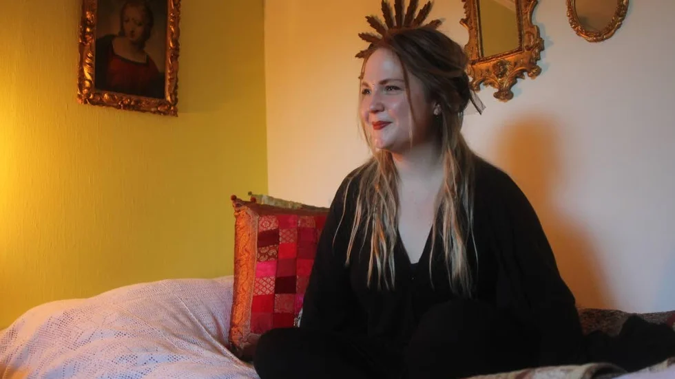 Hemma. Caroline Almkvist har gått två estetiska utbildningar och är nu hemma för att jobba. Nästa år väntar en tredje. Drömmen är att bli kostymör och att med form och struktur kunna skapa karaktärer.
