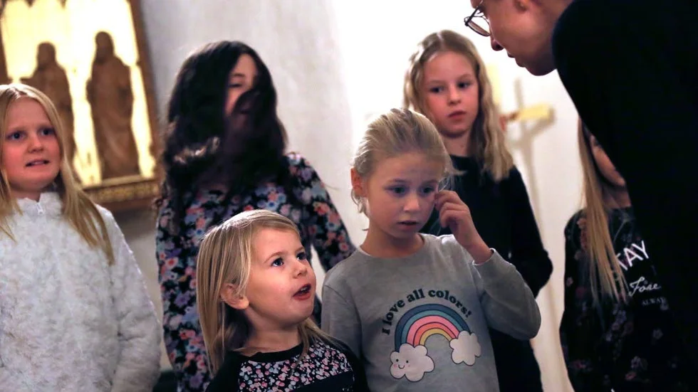 Artikulera. – Du säger att vi ska artikulera, vad betyder det, frågar Hilda Fogelin. Mette Andersson förklarar att det betyder att de ska sjunga tydligt.