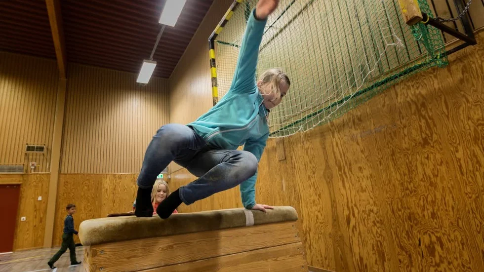 Blir piggare. "Det är kul att röra på sig", säger Frida Linderstam och Victoria Fritzche. De gillar hinderbanan skarpt.