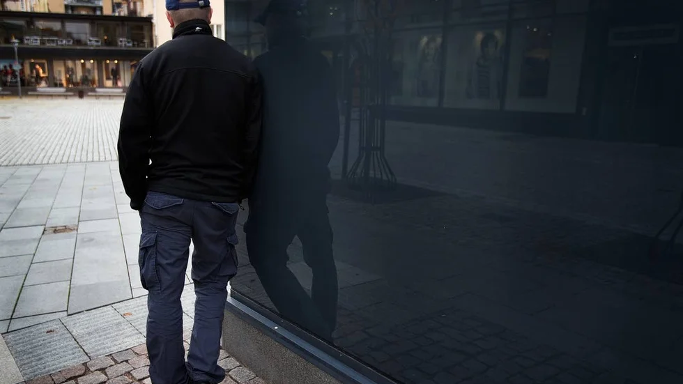 Polisen Johan arbetar i civila kläder när han spanar mot sexhandeln på Linköpings hotell.