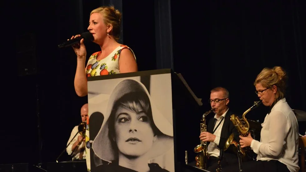 Maria och Monica. Maria Olofsson och Östgötabandet gav Motalapubliken en trivsamt genommusikalisk kväll i Folkets hus.