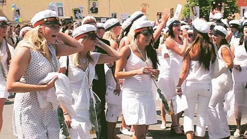 Rusar ut. I Eksjö har man som tradition sin gymnasieavslutning på lördagen. Så även i år.