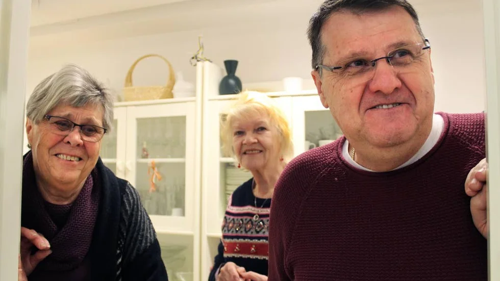 Hallå där, när är maten klar? Agneta Eliason, Lisbeth Jordon och Benjamin Imamovic kikar in på kockarna.