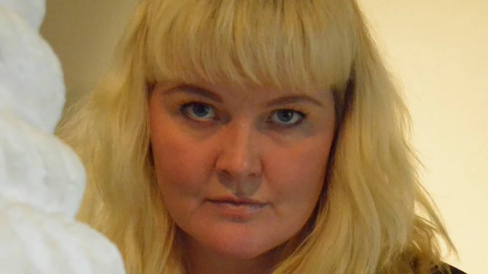 Konstnären. Signe Johannessen vid ett av sina verk