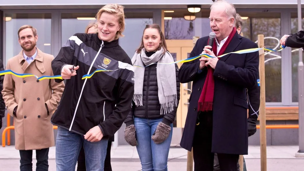 Bandklipp. Simon Olofsson kämpar med bandet och barn- och ungdomschefen Lars Rejdnell slår fast att skolan är invigd.