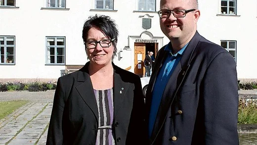 Carina Hägg, (c) kommunstyrelsens ordförande och kommunalråd Tomas Erazim (m) kan konstatera att utrymmet för driften ökat med 20 miljoner.