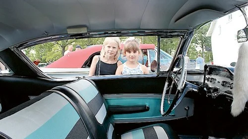 De unga besökarna Agnes och Ella beundrade framsätet på denna Cheva Impala från 1958.
