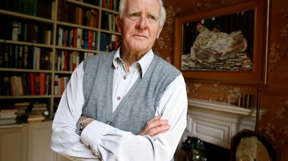 John le Carré. Föddes 1931 och  handplockades som spion som 17-åring. Han är utbildad vid universiteten i Bern och Oxford, har undervisat vid Eaton och räknas sedan debuten med "Spionen som kom in från kylan" 1964 till världens främsta i spiongenren.