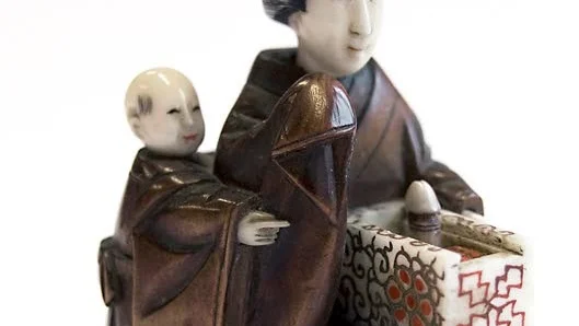 Låda med överraskning. Japansk miniatyrskulptur i trä och elfenben.