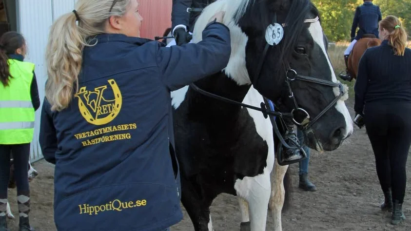 Grattis. Mamma Anki gratulerar Sofie Jansson till en fin ritt på Checkpoint Charlie. En ritt som gav en felfri hinderrunda, men ett försmädligt tidsfel.