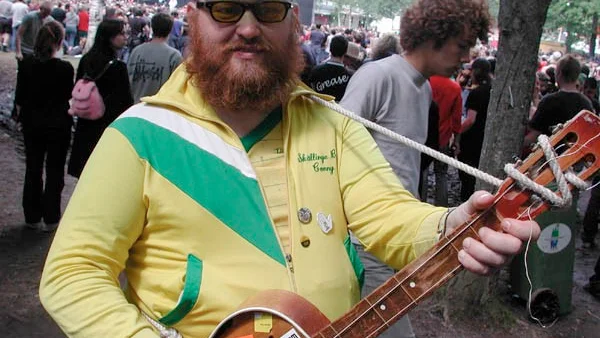 Det är många som känner igen Gula Gubben. Han är en ständigt återkommande gäst under festivalen.