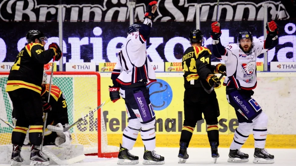 Linköpingsjubel efter 0-1 målet under lördagens match i SHL mellan  Brynäs IF och Linköping HC på Gavlerinken Arena.