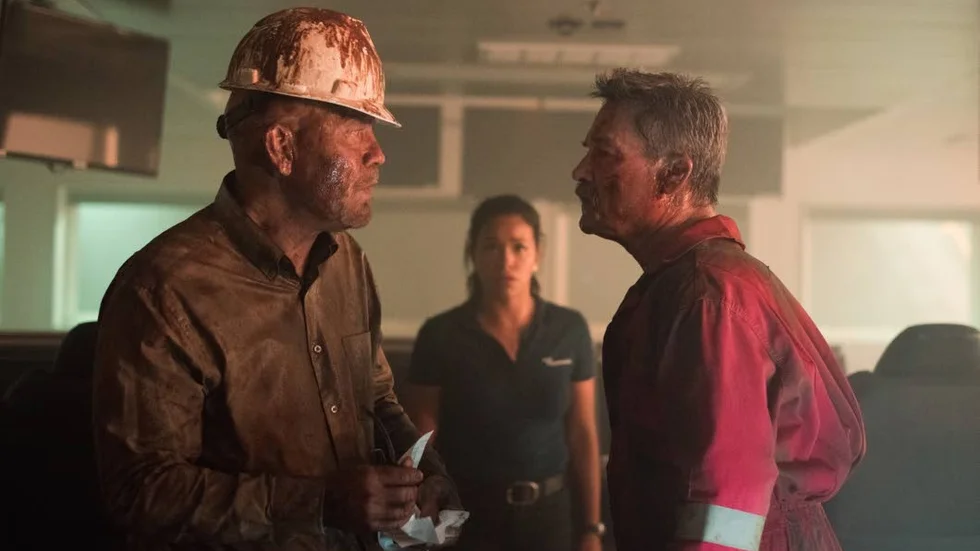 BP-chefen Don Vidrine (John Malkovich) och plattformschefen Jimmy "Mr Jimmy" Harrell (Kurt Russell) går i klinch i "Deepwater Horizon".