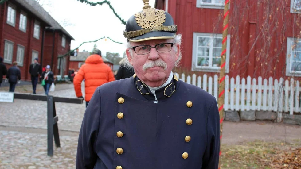 Konstapel. Peppe Olsson i en polisdräkt från 1885. Han höll koll på området, och trivdes mycket bra med det.