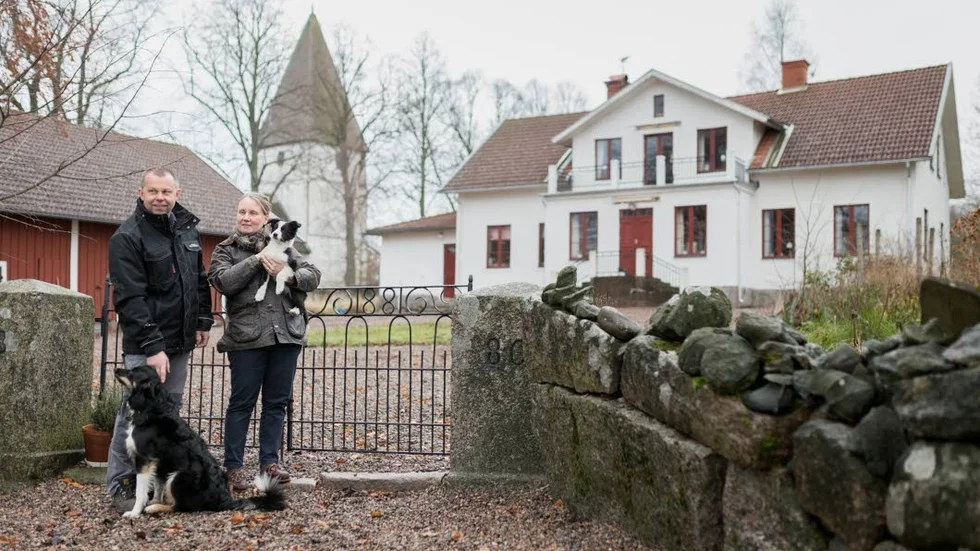 ammalt. Alldeles intill Bjälbo kyrka ligger Bjälbo Norrgård. Där har Fredrik och Kristin Henrysson jobbat hårt för att bevara den gamla stilen.
