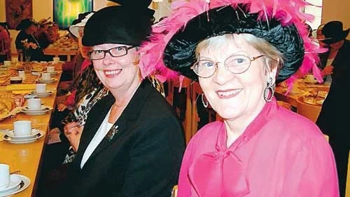 Birgitta Hult Eriksson hade en av de mest färgglada hattarna när Eksjö Stads Fruntimmersförening samlades till årets enda möte. Här tillsammans med Anette Ljunggren, till vänster.