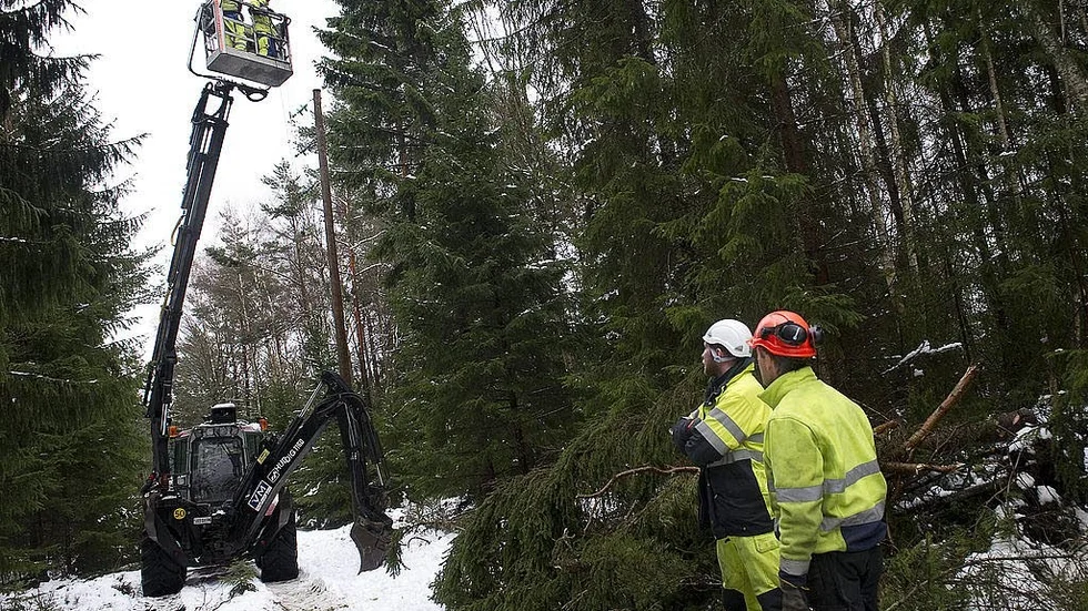 Reparationer. Fortfarande pågår arbetet med att ge alla elabonnenter i kommunen ström.