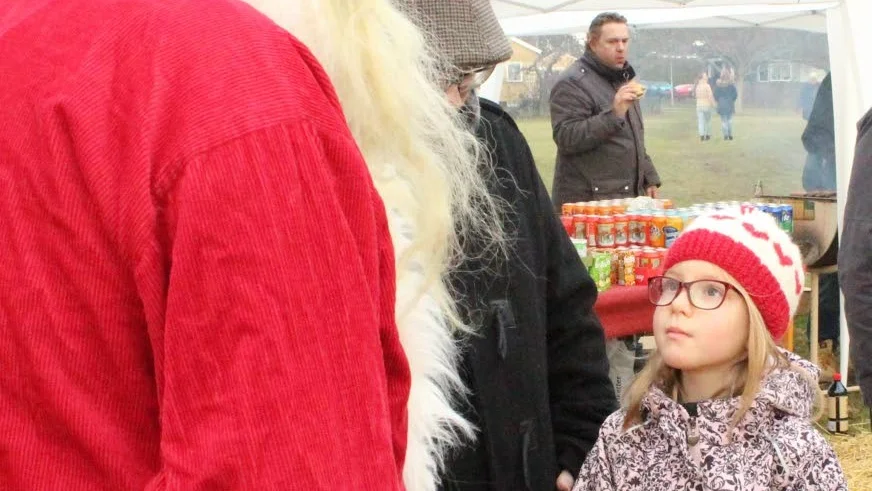 Väl förberedd. För Matildha Wirgart, 7 år, var mötet med Kolmårdstomten traditionsenligt. Hon brukar åka med pappa Thomas och mamma Therése varje år. Hon hade till och med skrivit en önskelista som hon gav till tomten när de sågs på Lagerlunda julmarknad.