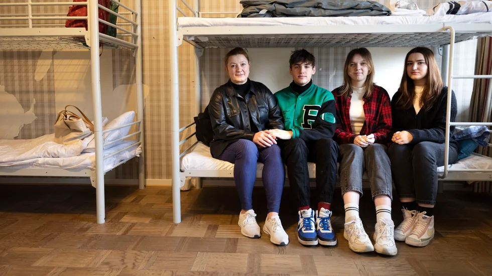 Återförenade i Malmö: Mamma Liudmila Mokhovyk (till vänster) var på besök hos vänner i Sverige när Ukraina invaderades. Sonen Oleg var i Polen, där han studerar. Viktoriia Hromiak och Olga Mokhovyk (till höger) flydde från Trenopil i västra Ukraina.