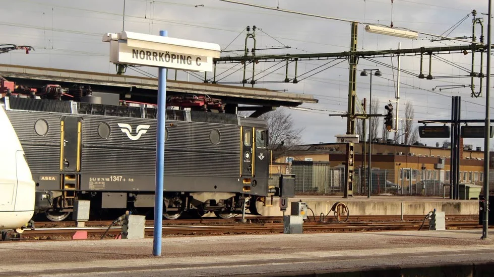 Tågtrafiken stoppades efter larm om obehöriga i spårområdet i Norrköping. Detta visade sig vara ett missförstånd och trafiken kom igång igen efter cirka 40 minuter.
