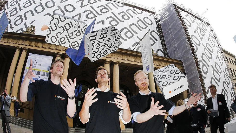 Till Sverige. Tyska näthandelsföretaget Zalando ska etablera sig i Sverige. Det nya lagret kan hamna i Norrköping. På bilden ses ledningen online warehouse Zalando, David Schneider, Robert Gentz och Rubin Ritter.
