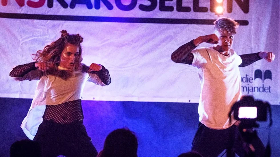 Energi, humor och fartig show med Linköpingsdansarna Ellinor Brengdahl, 17, och Kalle Eriksson, 16.