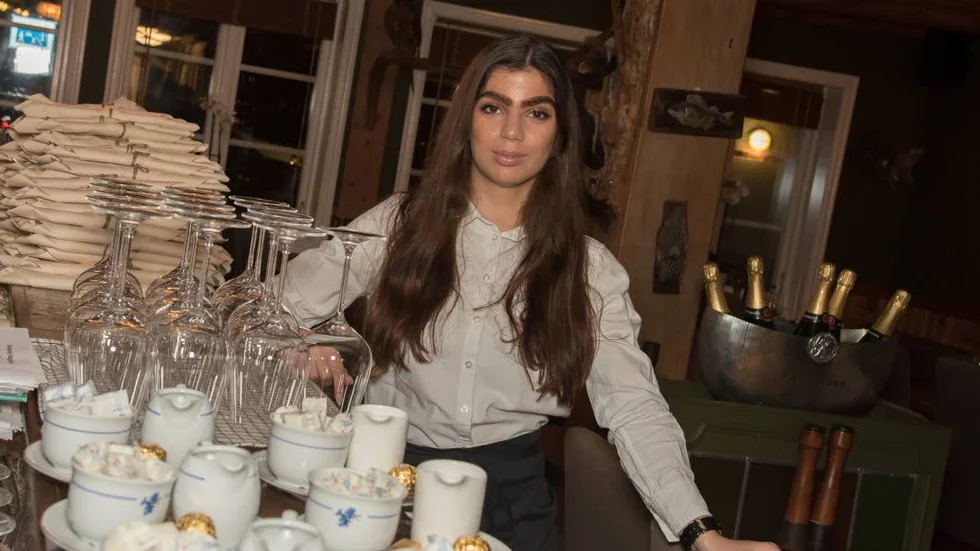 Träffa människor, att ge service och rekommendera viner är något av det som Felice Pettersson uppskattar med att jobba i restaurangbranschen.