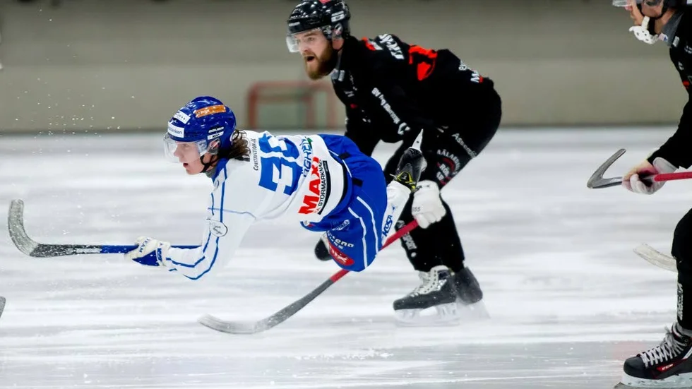 Nicklas Ögren flyger på väg mot segern.