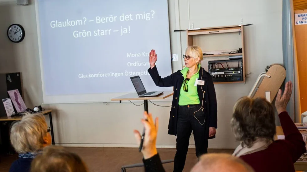 "Hur många här inne har glaukom?" frågar Glaukomföreningen Östergötlands ordförande Mona Krieg.