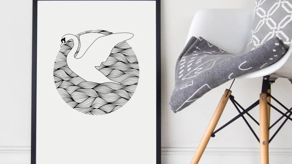 Jeanett Silwärn arbetar vid ett digitalt ritbord men det händer också att hon ritar och målar på papper.