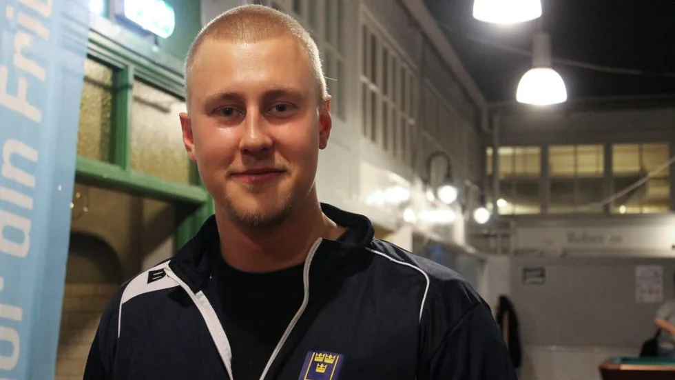 Landslagsdress. Carl Lindblom bar stolt rugbylandslagets emblem.