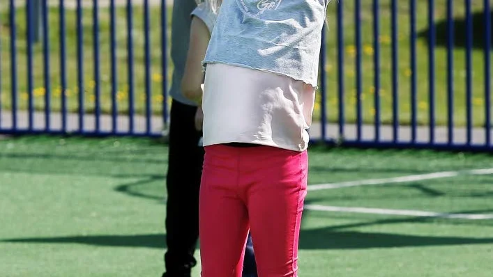 Stina 8 år från årskurs 1 blev glad när hennes lag gjorde mål under basketen.