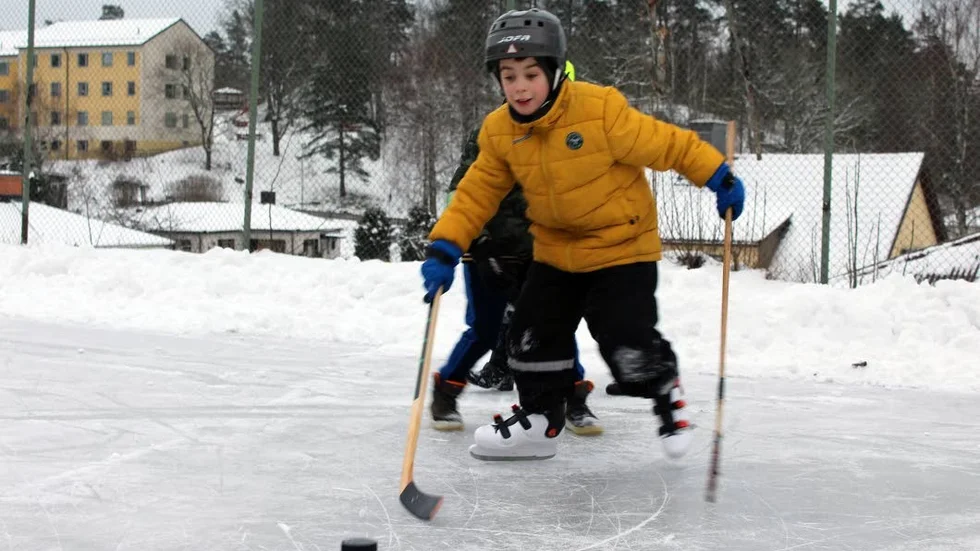 Lucas Larsson hade med med sig puck och klubba ut på isen.