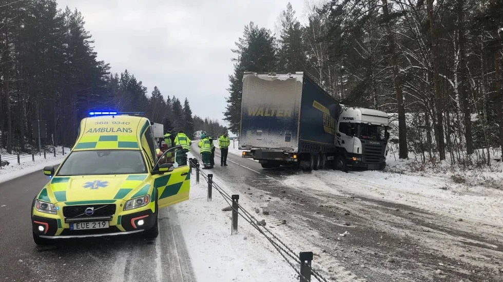 En lastbil hamnade i diket vid olyckan på E22.