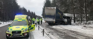 Stopp på E22 efter lastbilsolycka