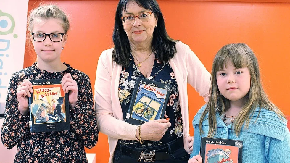 Malva och Ellika flankerar stjärnförfattaren Anna Jansson.