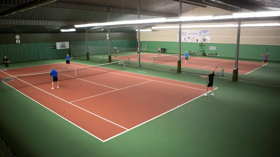 Motala Tennishall har tre banor och är den plats där seriespelet för veterantennisen spelas.
